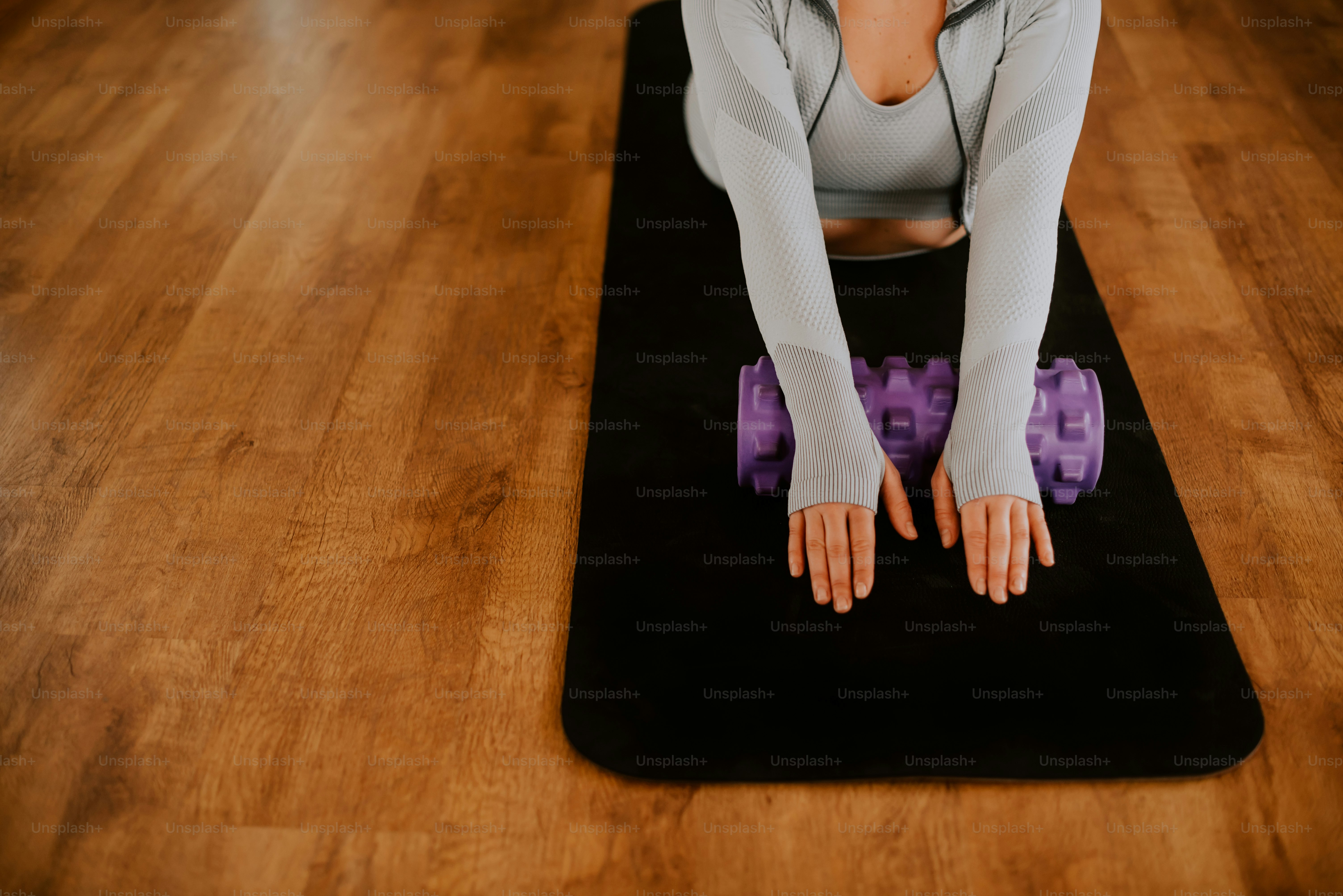 Una mujer está haciendo una postura de yoga en una colchoneta