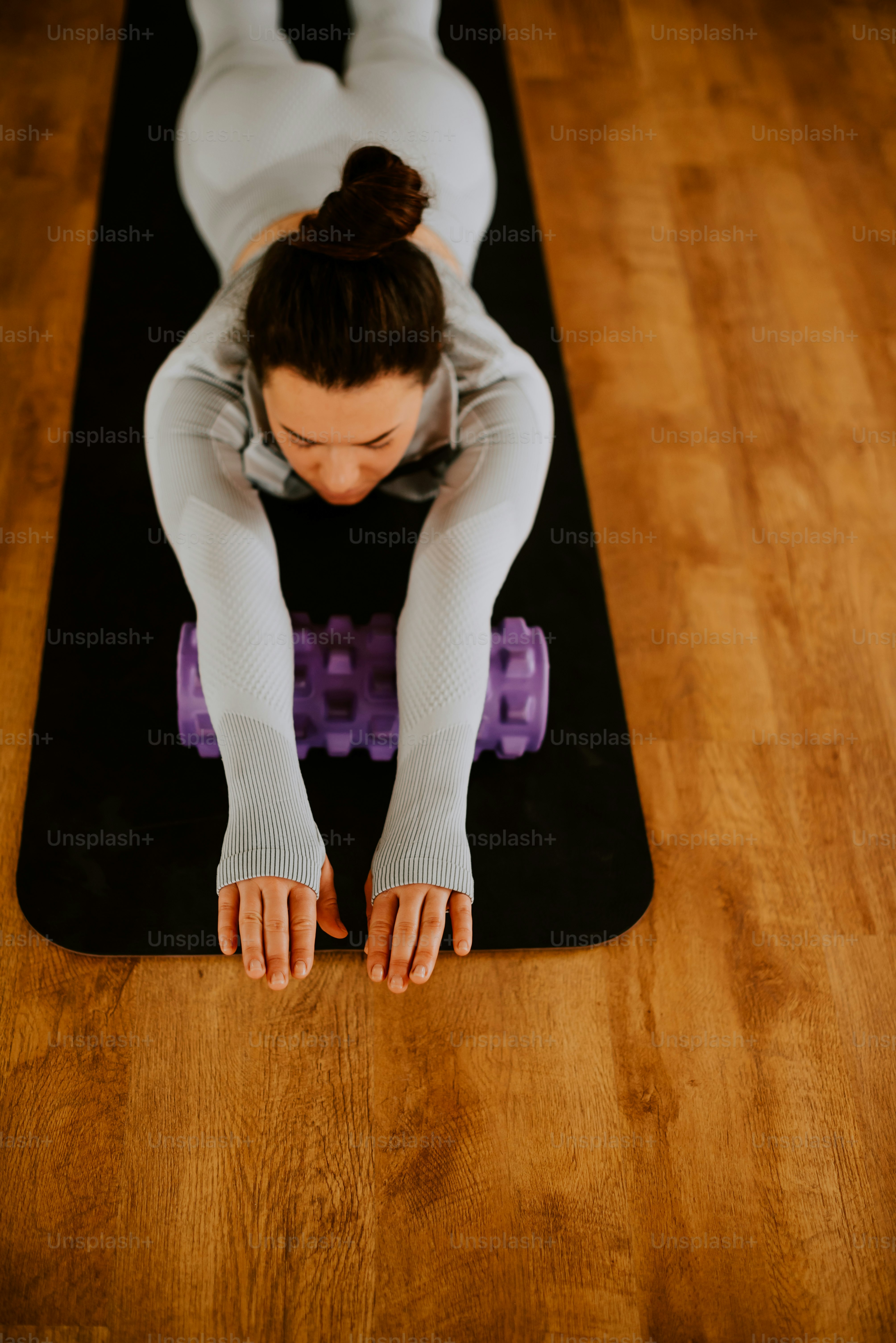 Una mujer está haciendo yoga en una colchoneta