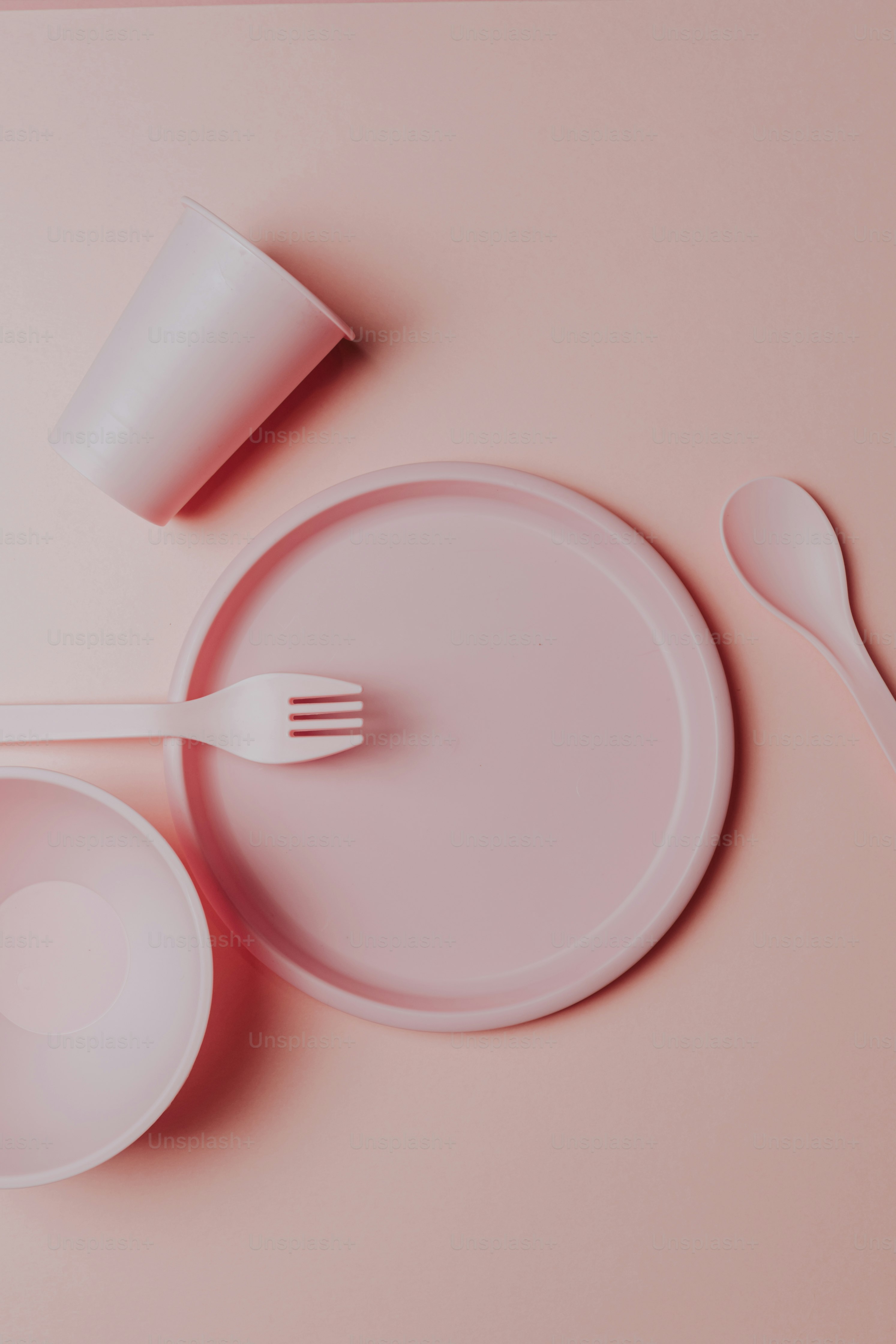 ein weißer Teller mit einer Gabel und einer Tasse darauf