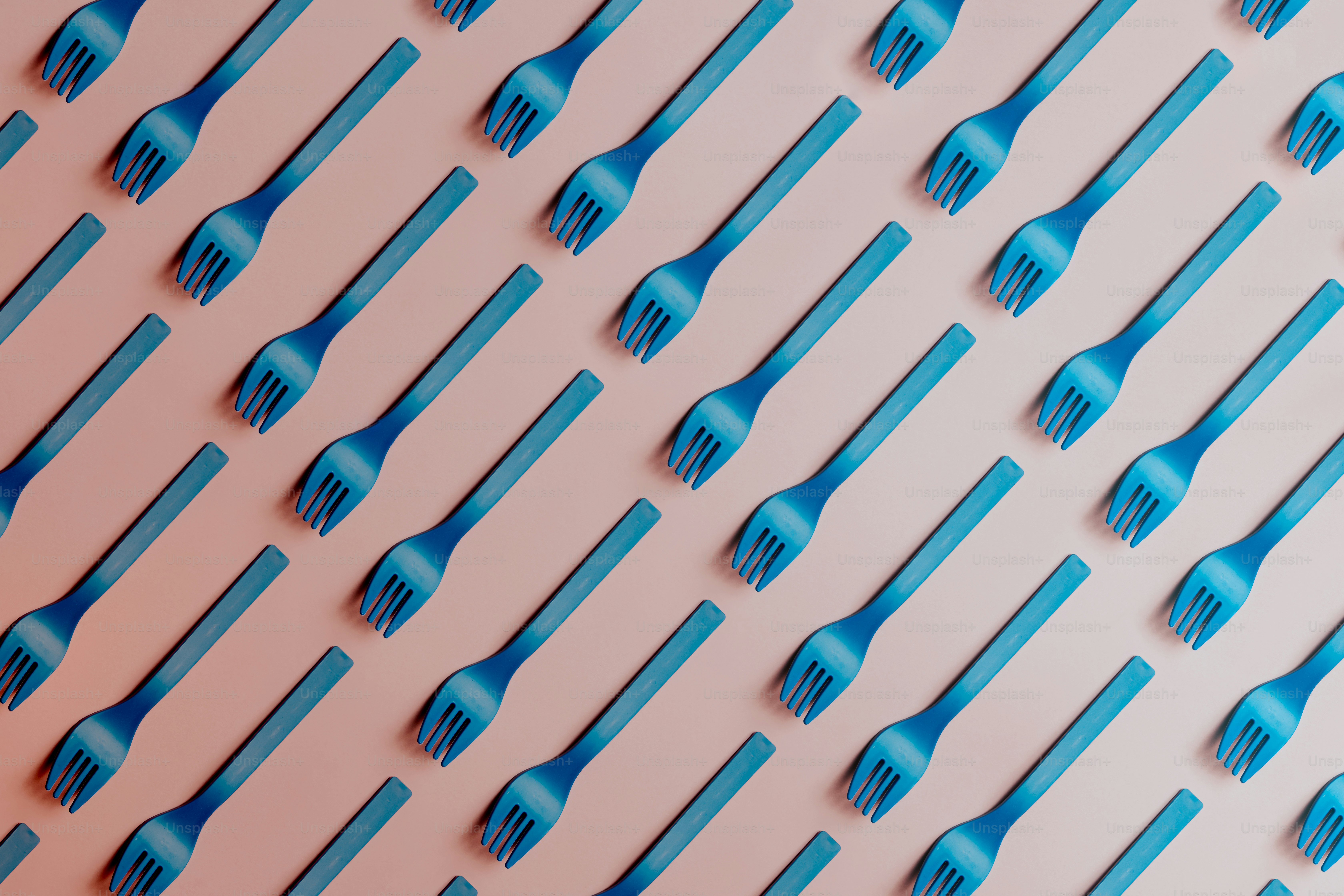ein Muster aus blauen Zahnbürsten auf rosafarbenem Hintergrund