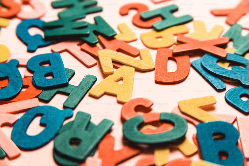 um close up de uma série de letras de madeira