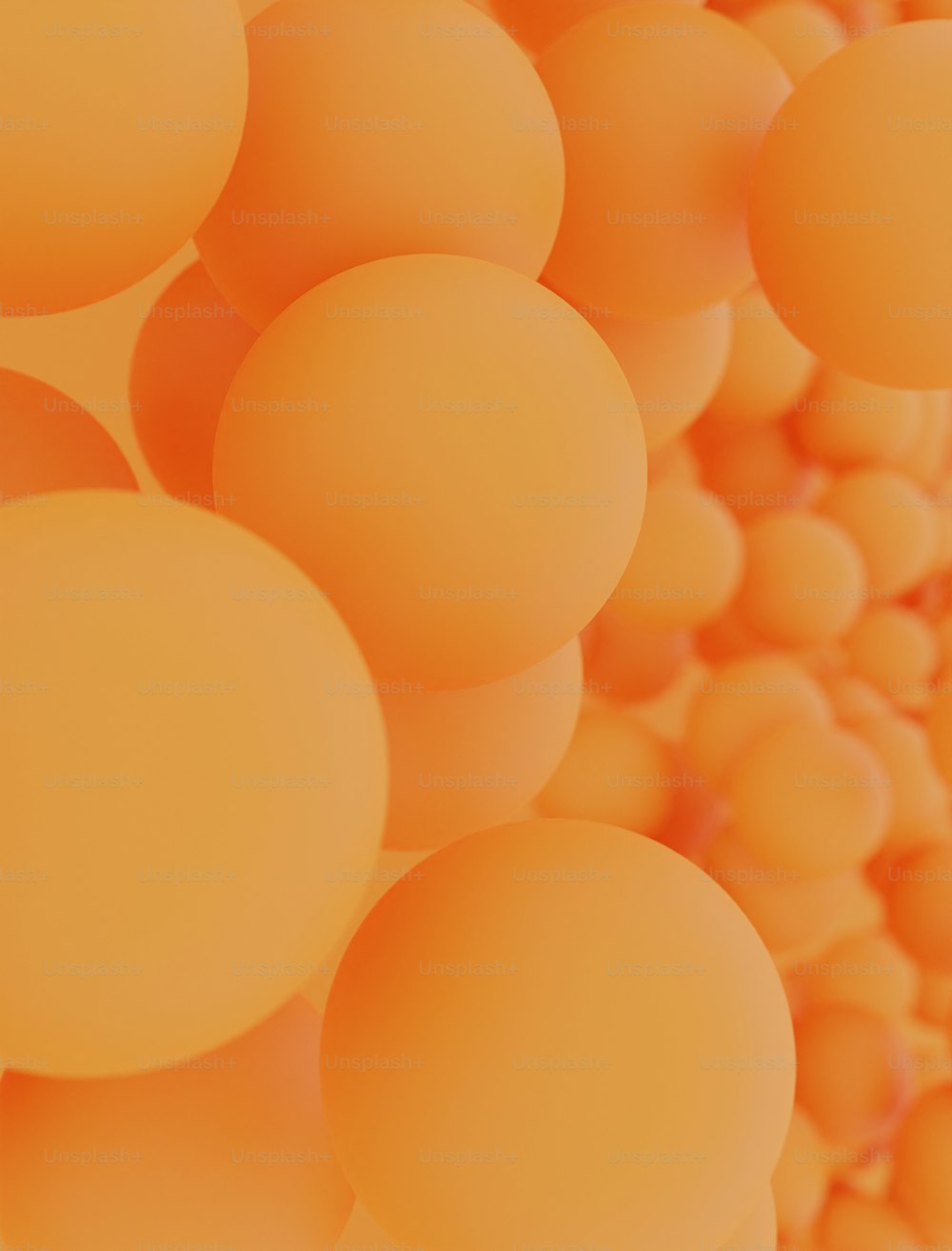 空中に浮かぶオレンジ色のボールの束