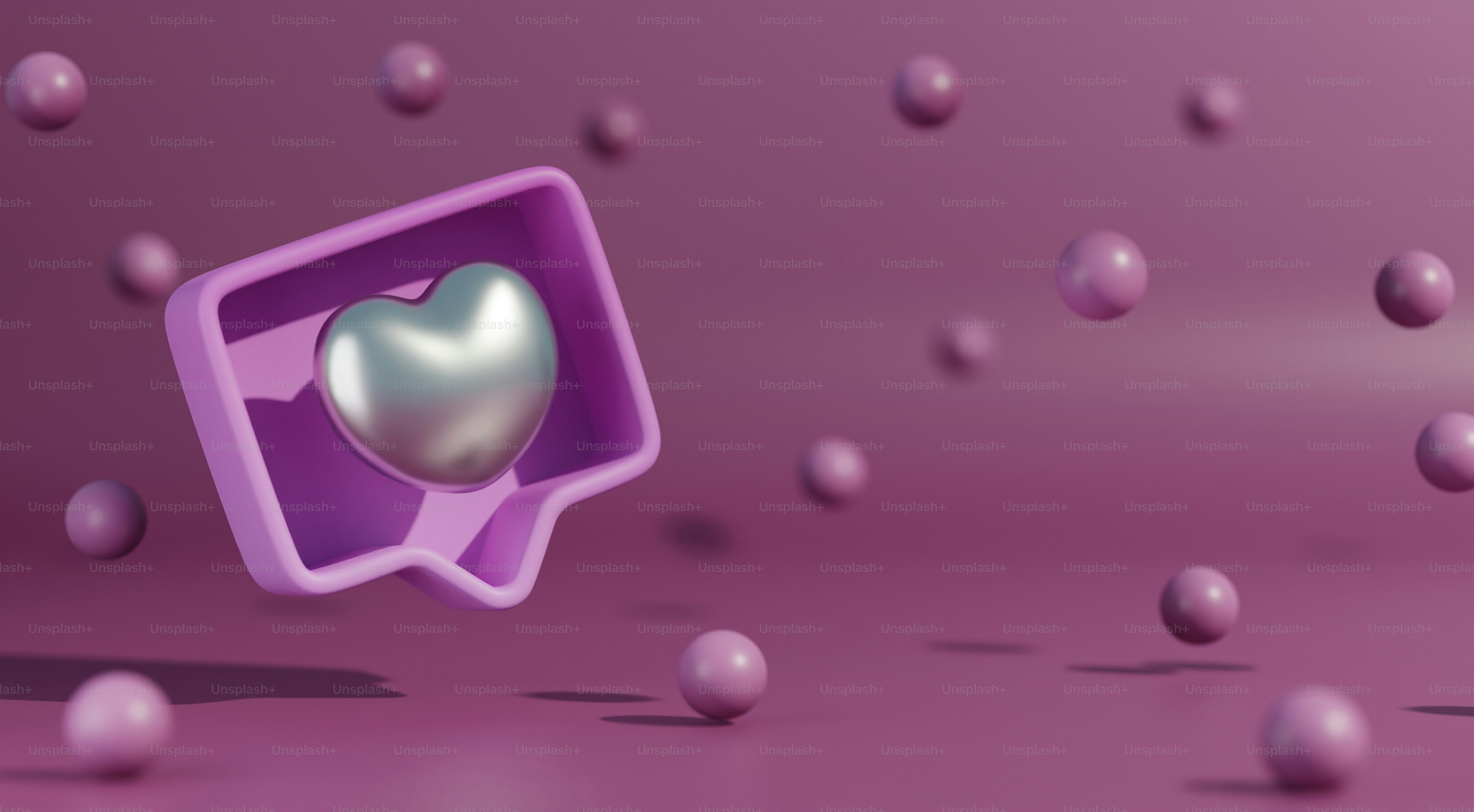 Un objeto púrpura con un corazón plateado
