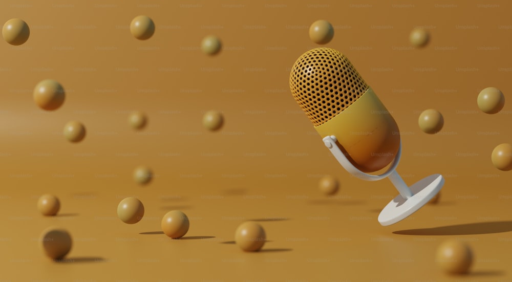 Ein gelbes Mikrofon ist von kleinen Kugeln umgeben