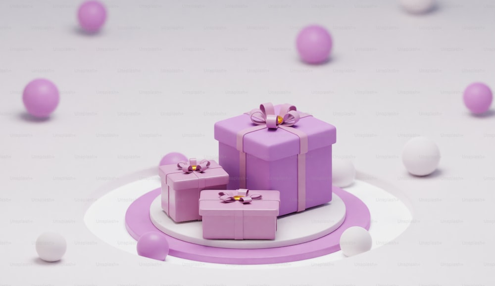 テーブルの上に座っている紫色のプレゼントのグループ