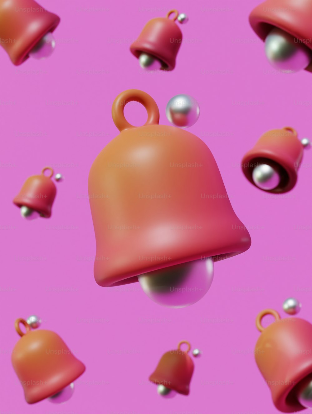 Ein Haufen Glocken und Perlen auf rosa Hintergrund