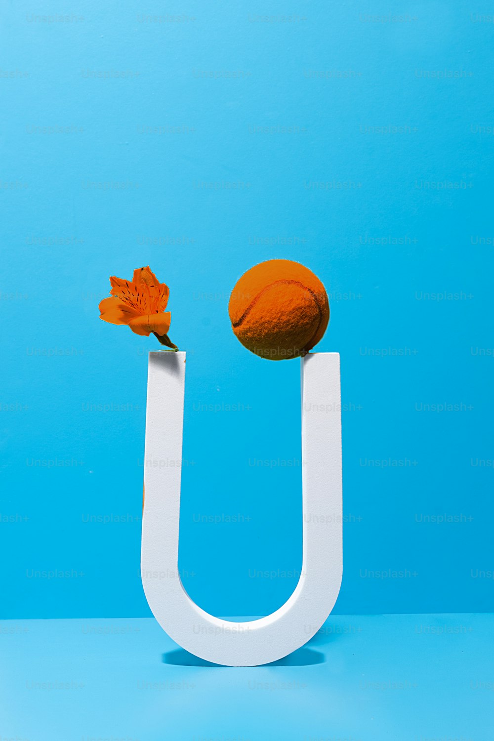 um objeto laranja sentado em cima de um objeto branco