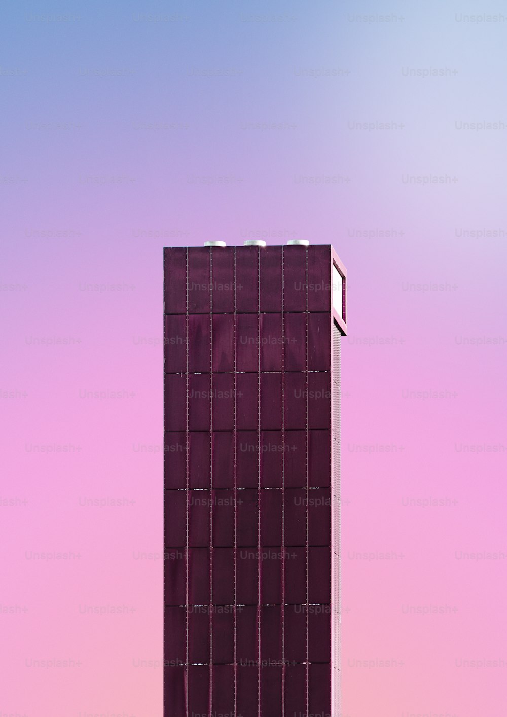 Un alto edificio púrpura con un fondo de cielo