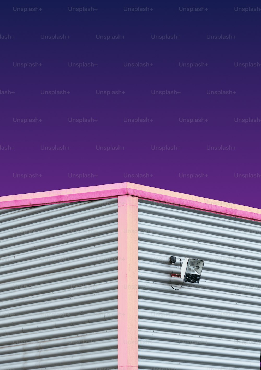 ピンクの屋根と紫の空を持つ建物