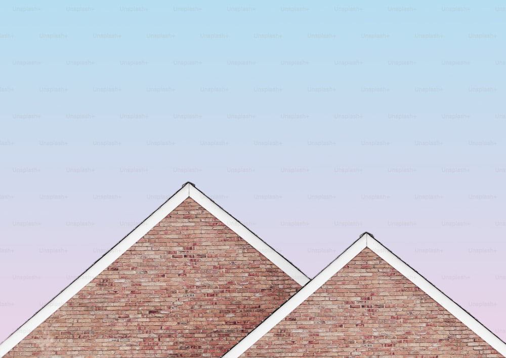 Una casa di mattoni con un cielo blu sullo sfondo