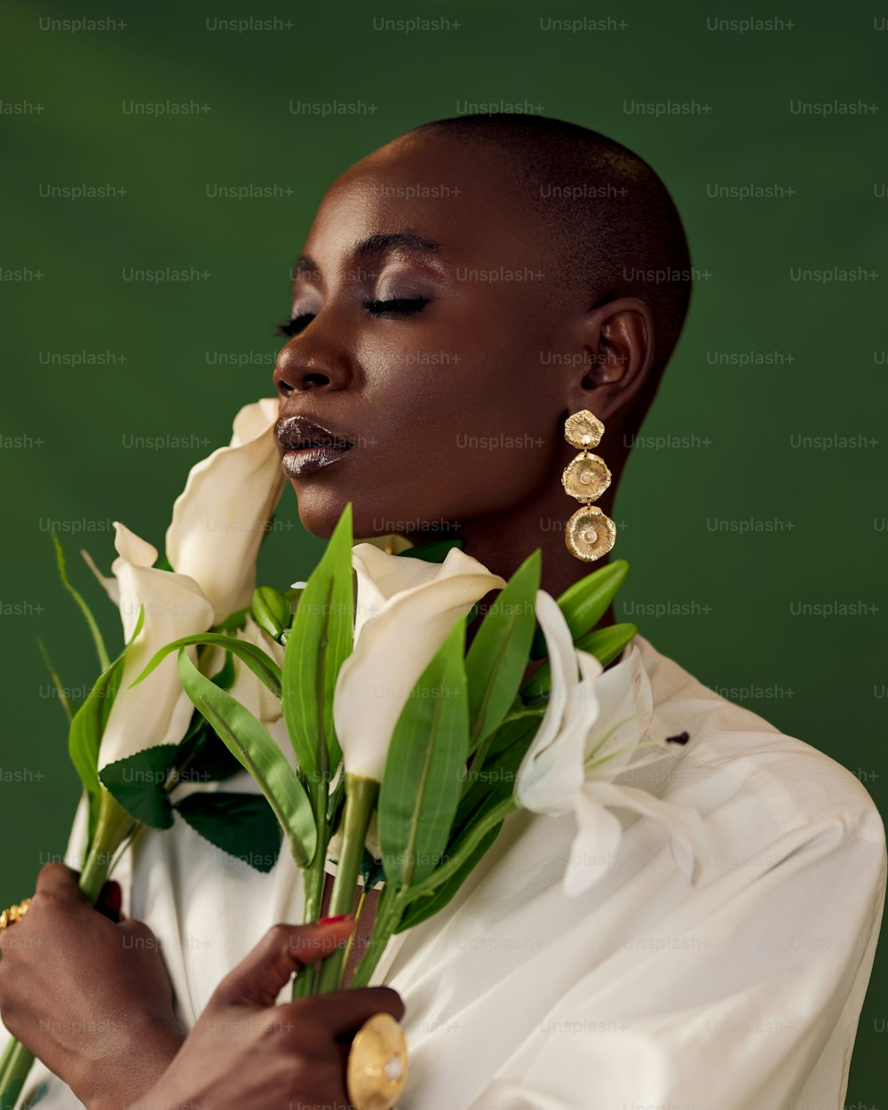 Una mujer sosteniendo un ramo de rosas blancas