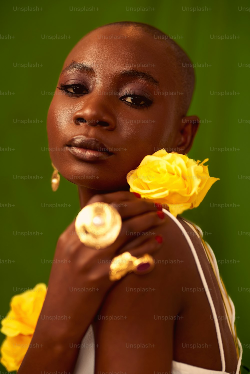 Eine Frau mit einer gelben Rose in der Hand