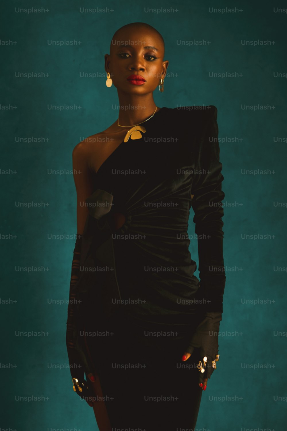 Una donna in un vestito nero e gioielli d'oro