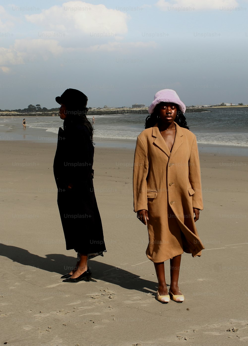 모래사장 위에 서 있는 두 여자