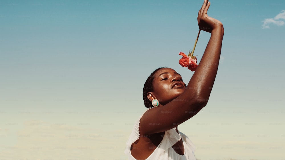 uma mulher segurando uma flor no ar