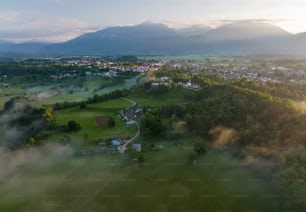 uma vista aérea de uma cidade cercada por montanhas