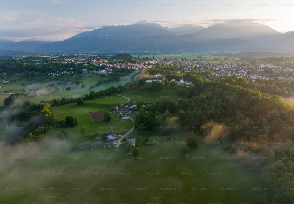 Una vista aérea de un pueblo rodeado de montañas