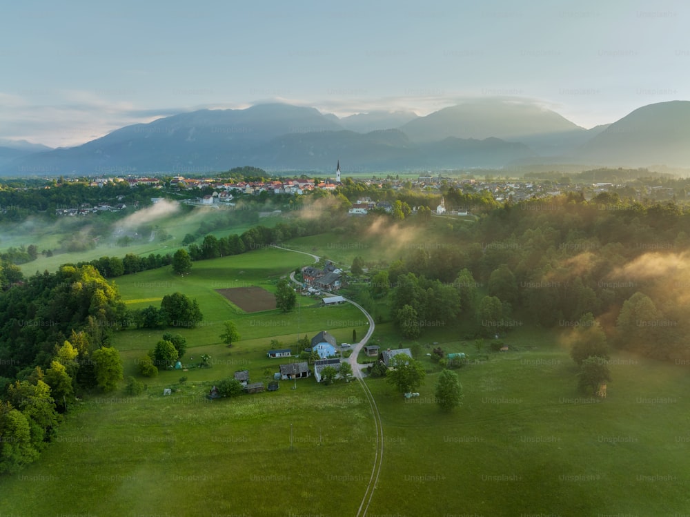 Eine Luftaufnahme eines Dorfes, das von Bergen umgeben ist