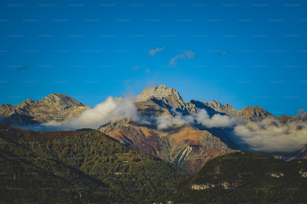 une vue d’une chaîne de montagnes avec des nuages dans le ciel