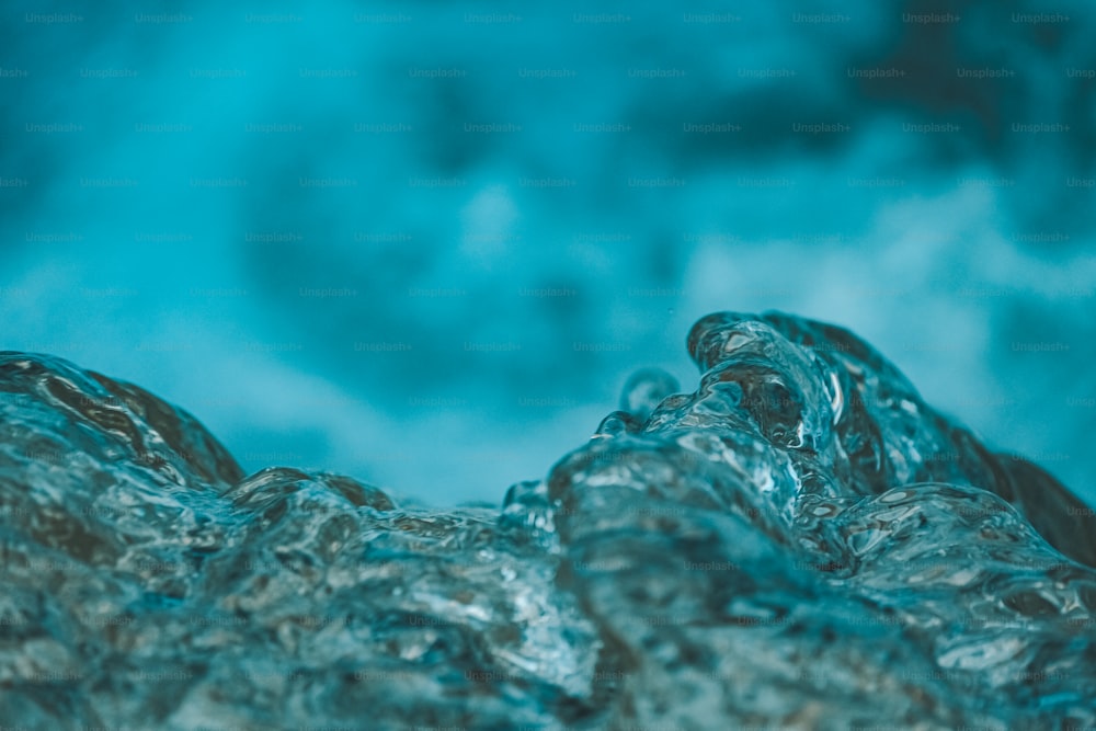 une vue rapprochée de l’eau avec un ciel bleu en arrière-plan