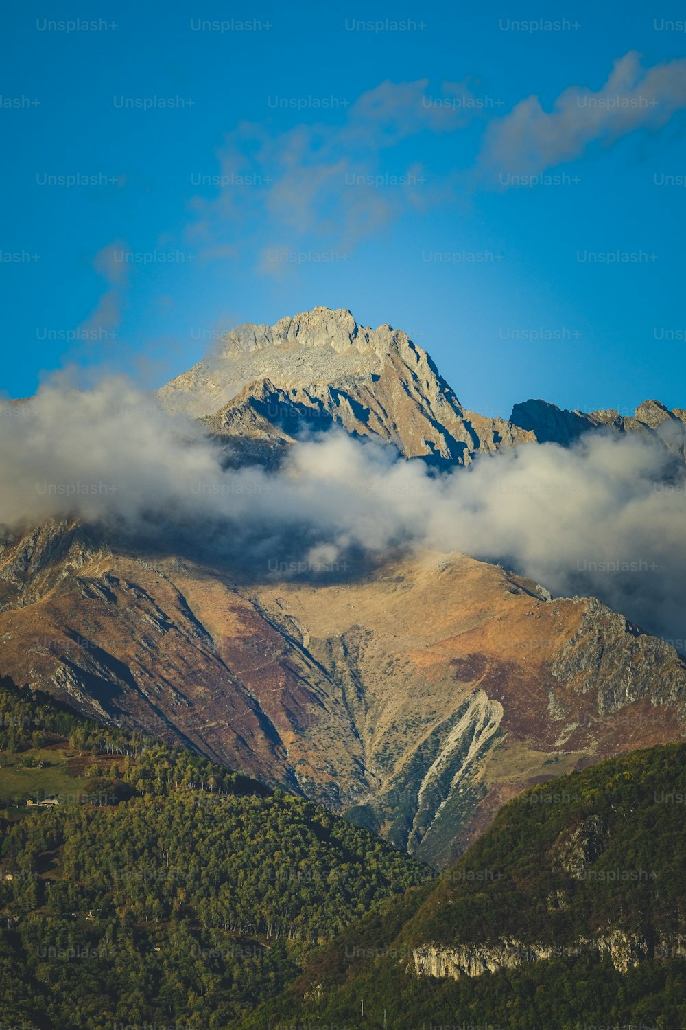 Vue d’une montagne couverte de nuages