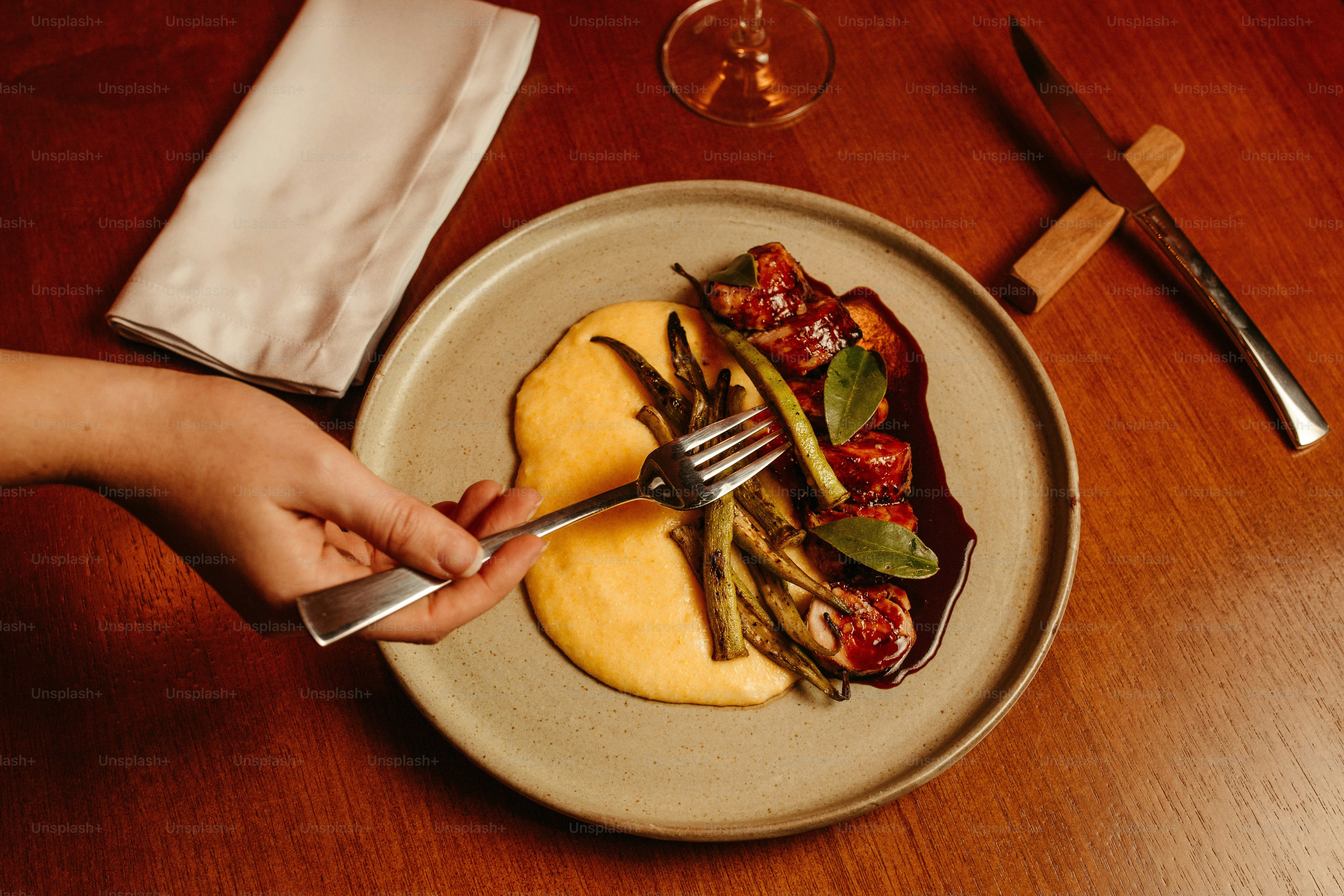 um prato de comida em uma mesa de madeira