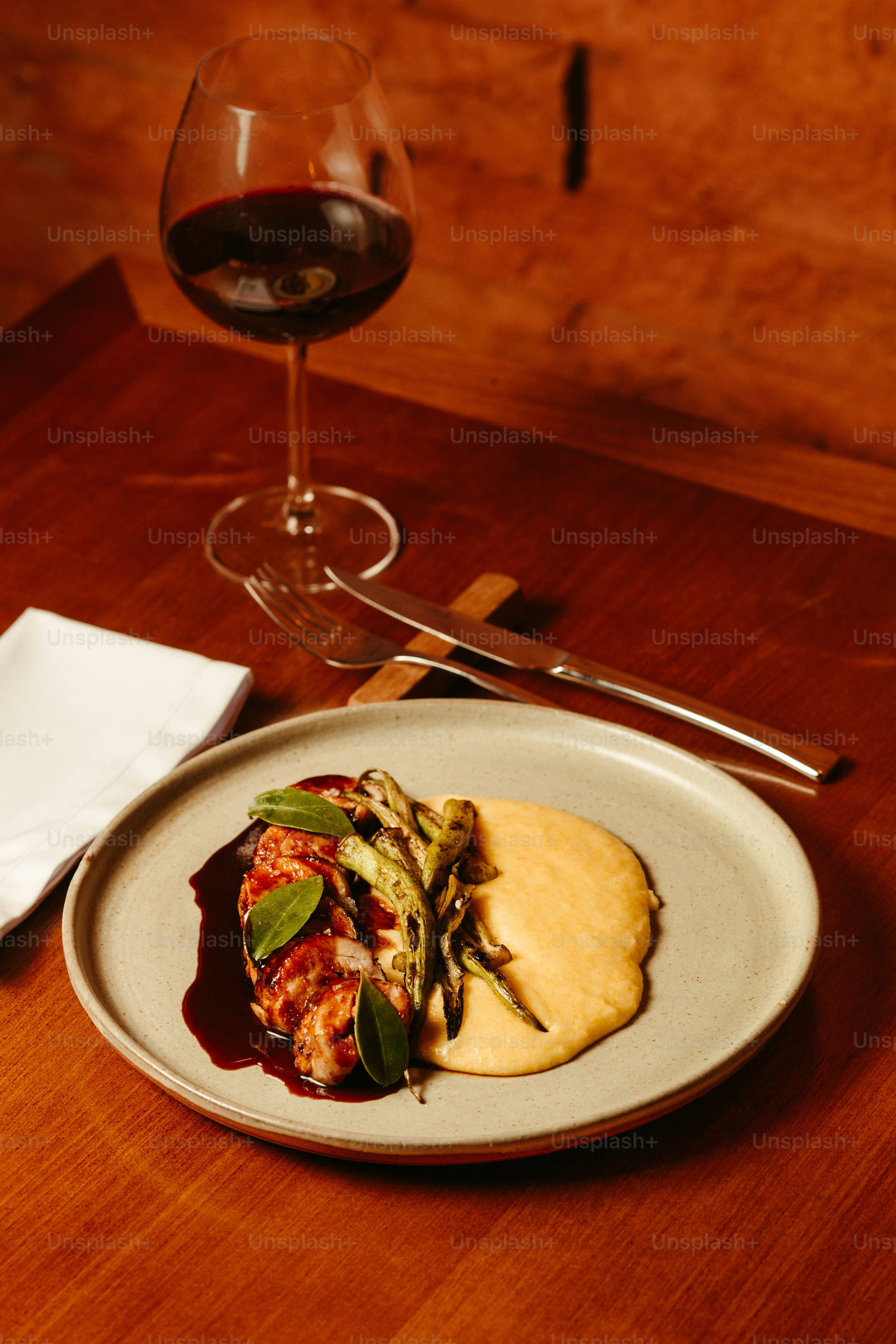 une assiette de nourriture et un verre de vin sur une table