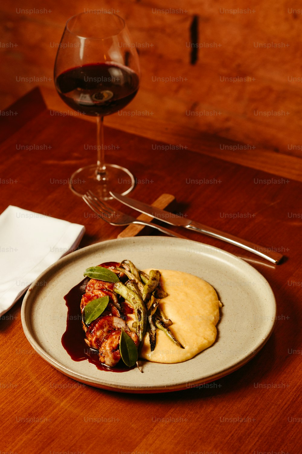 ein Teller mit Essen und ein Glas Wein auf einem Tisch