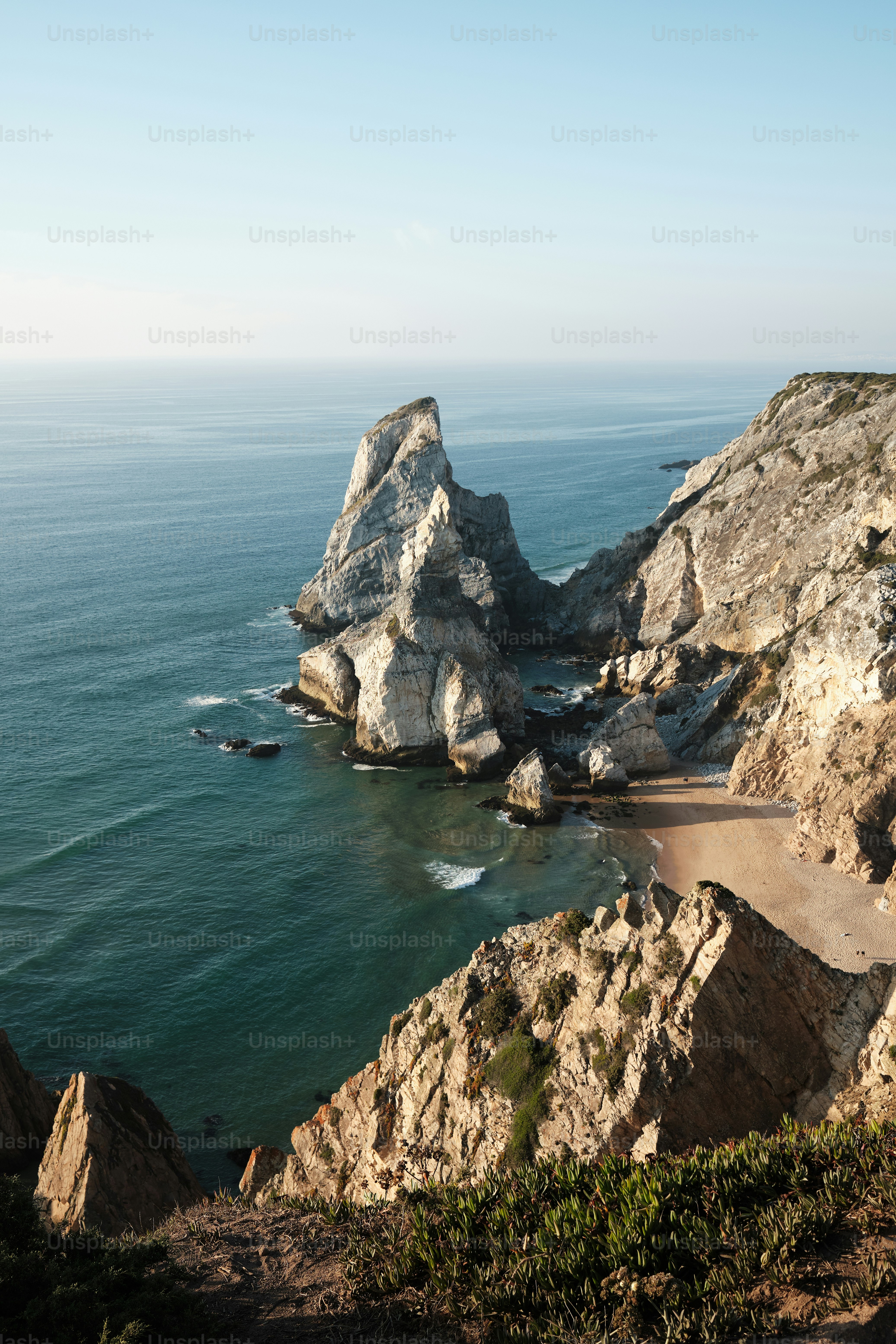 Una vista dell'oceano dalla cima di una collina