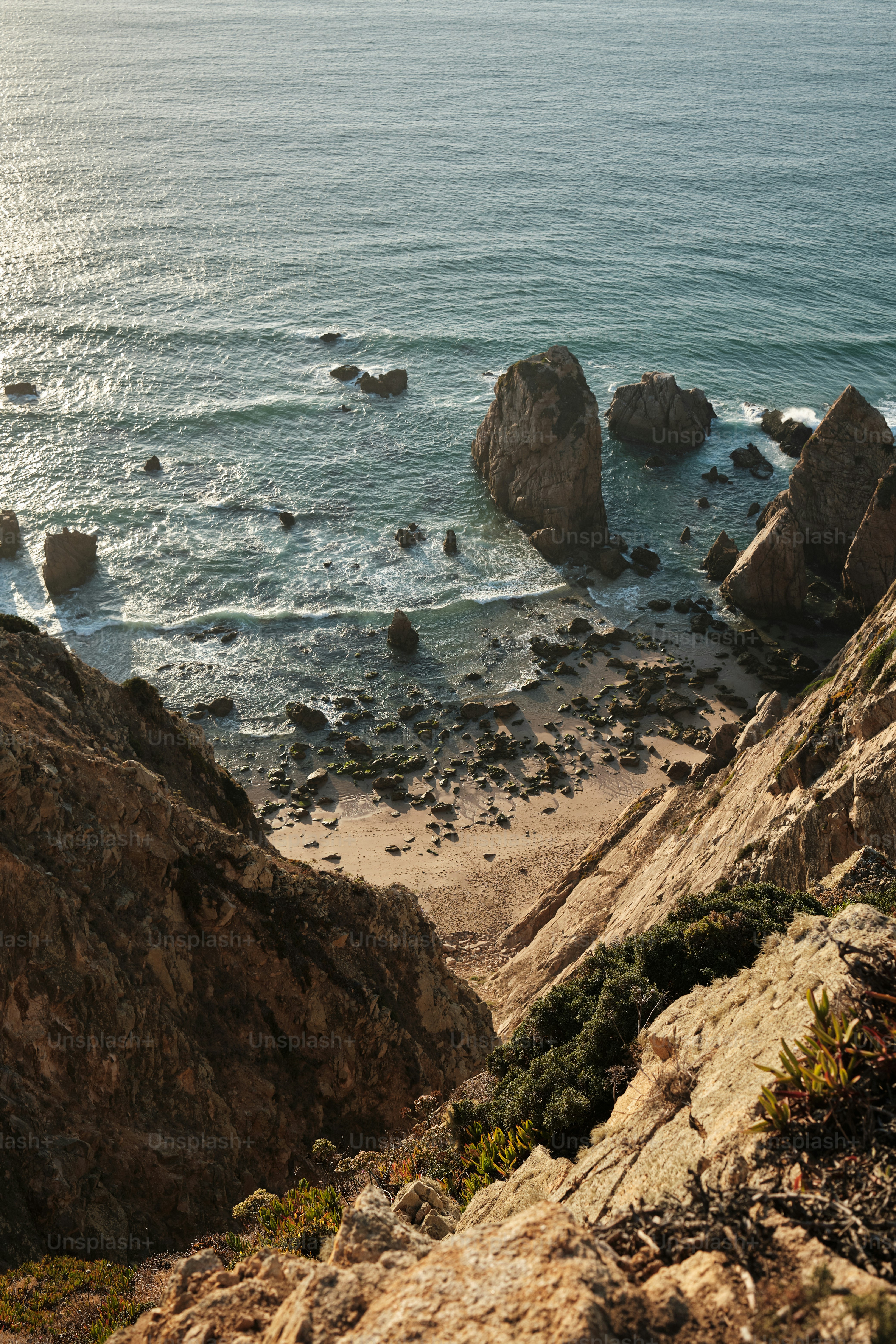 Una vista dell'oceano dalla cima di una collina