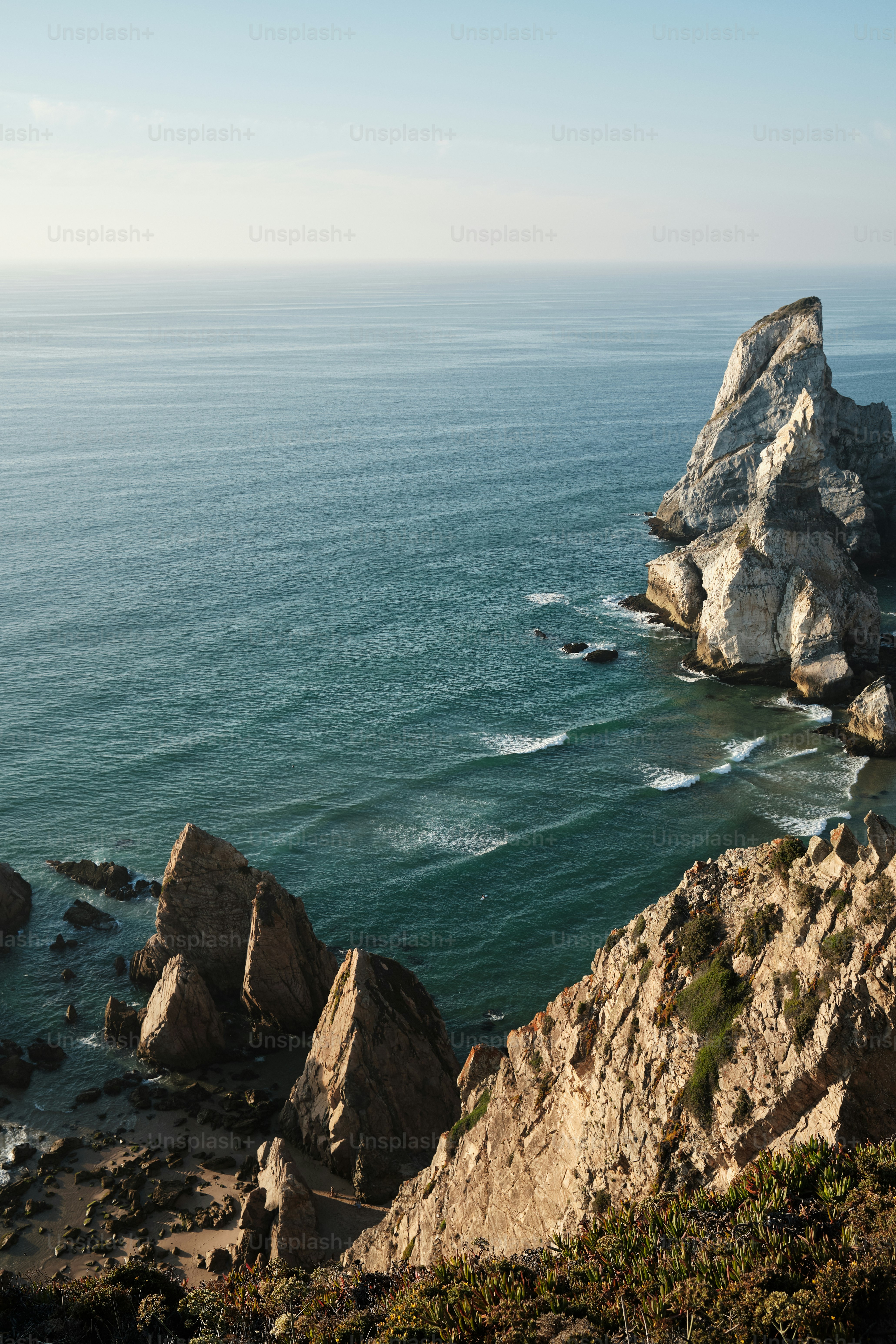 Una vista dell'oceano dalla cima di una collina