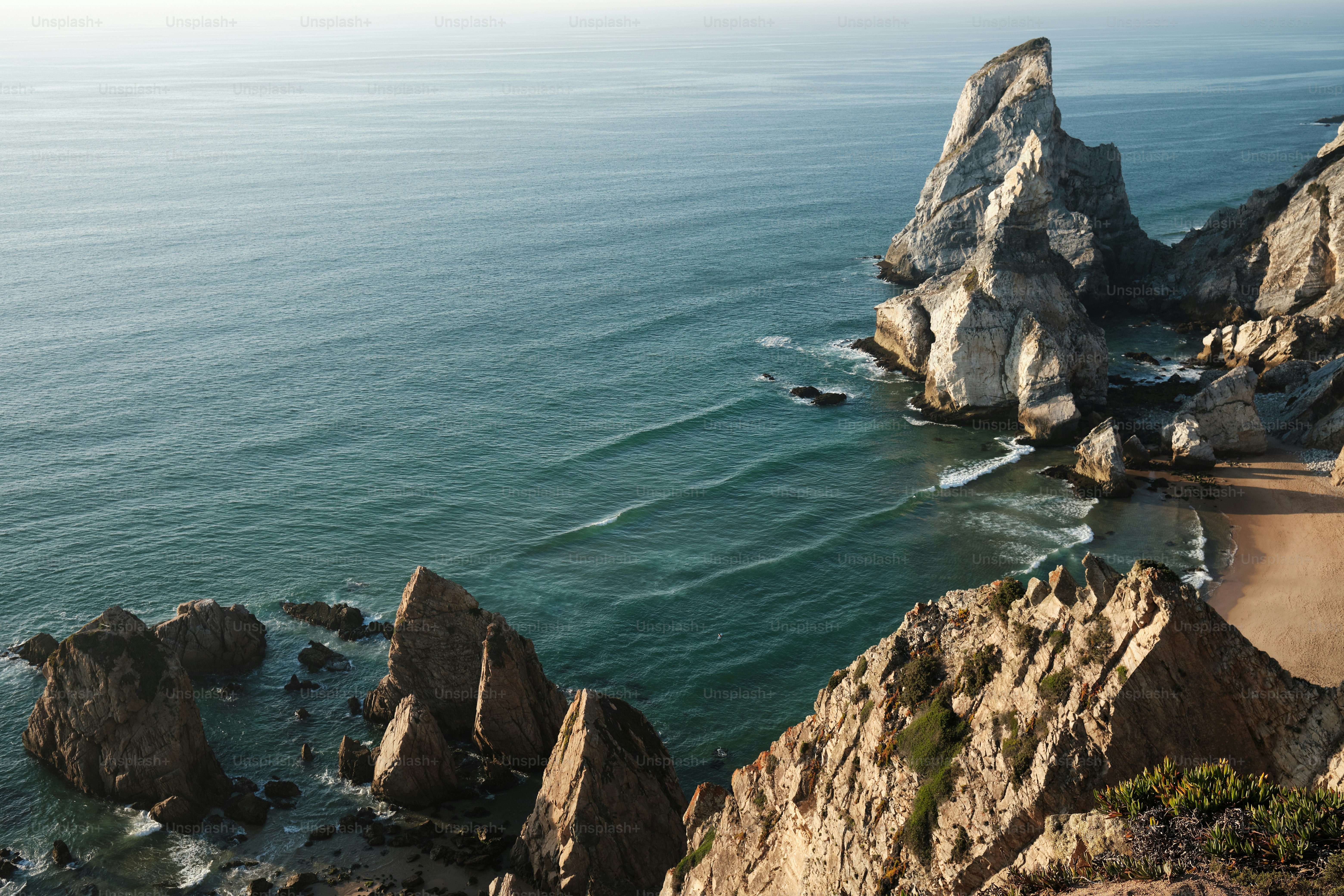 Una vista dell'oceano dalla cima di una montagna