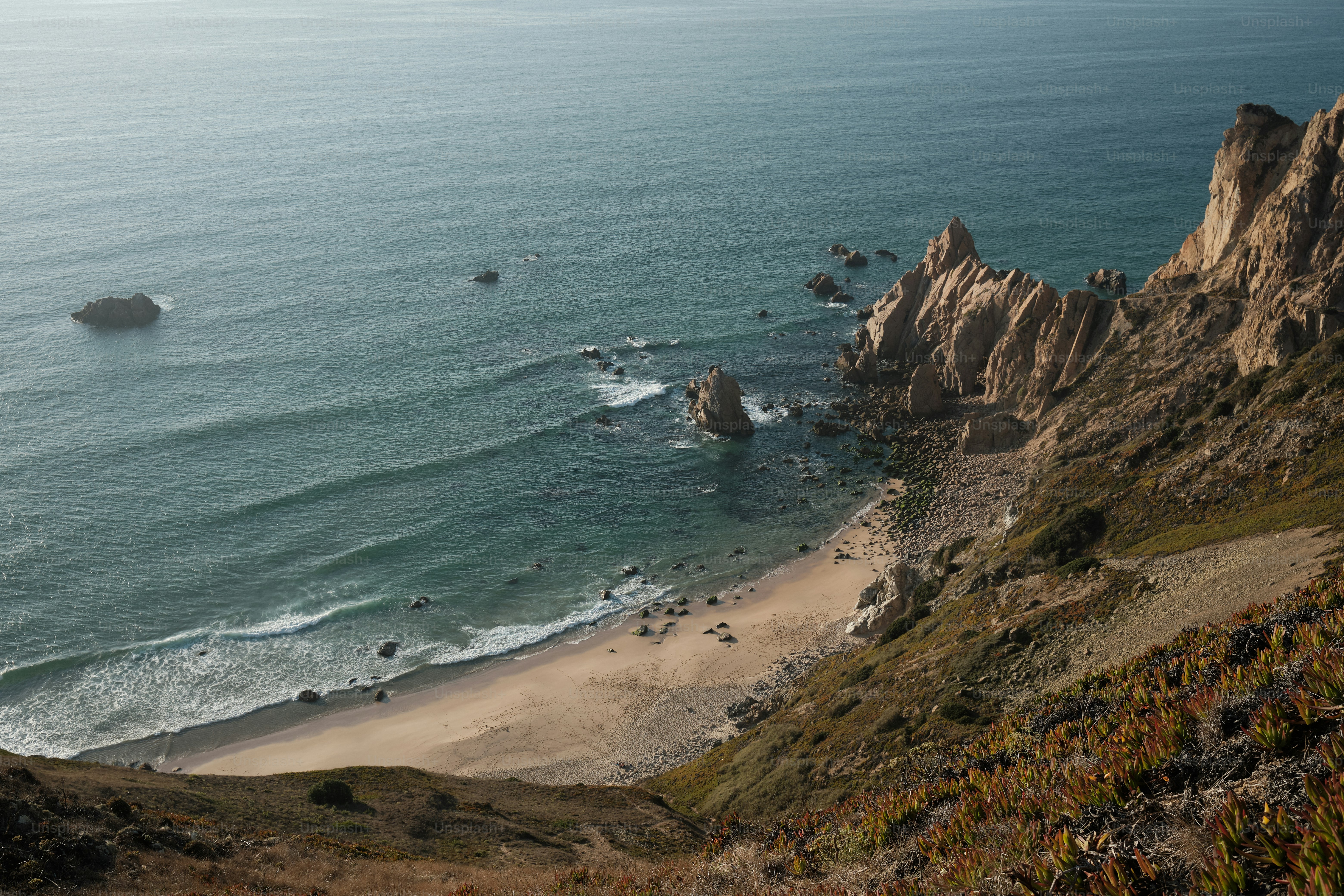 una vista di una spiaggia da una scogliera