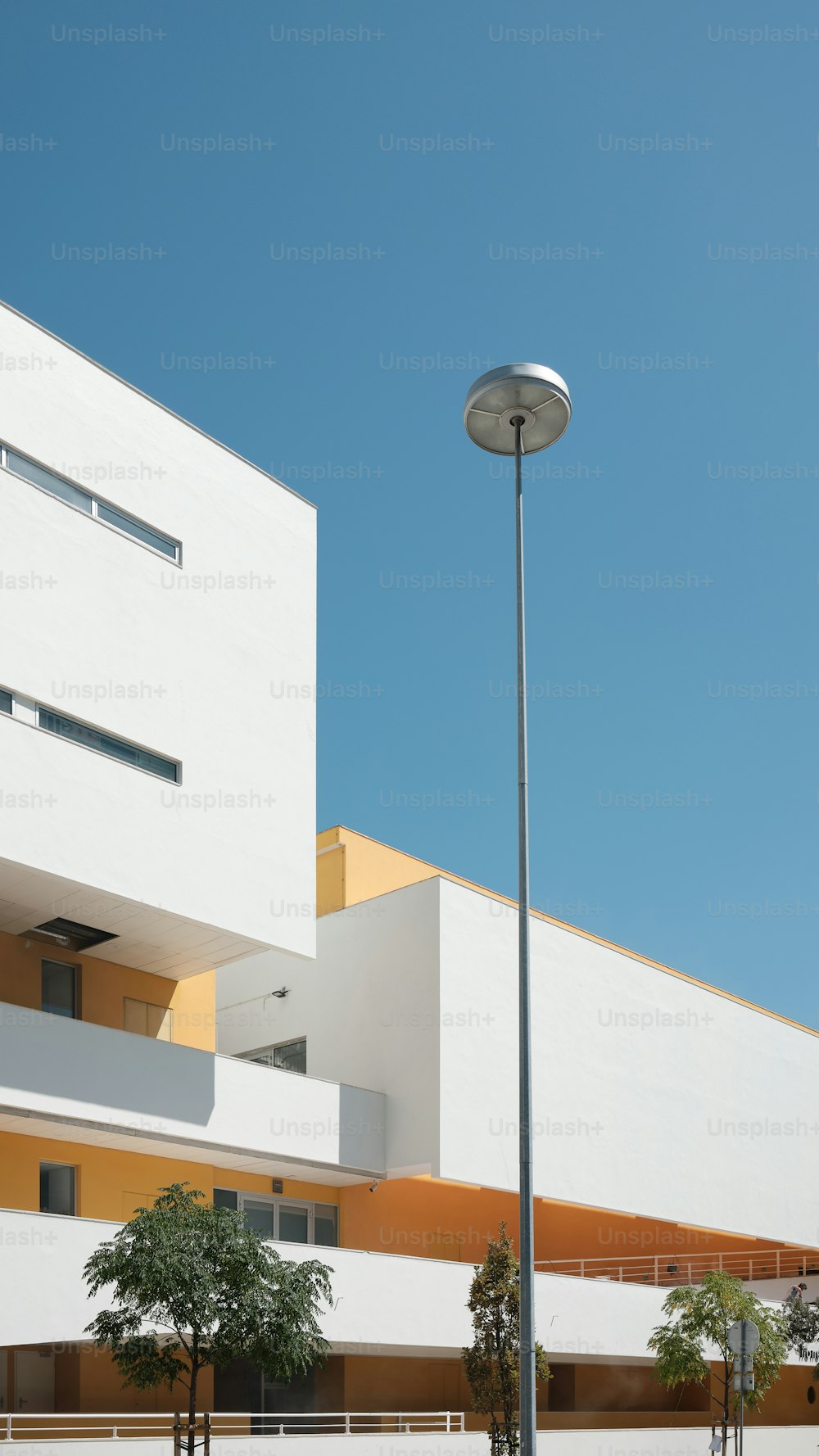 un lampione di fronte a un edificio