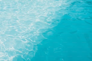 ein blauer Pool mit klarem Wasser und einem Boot im Hintergrund