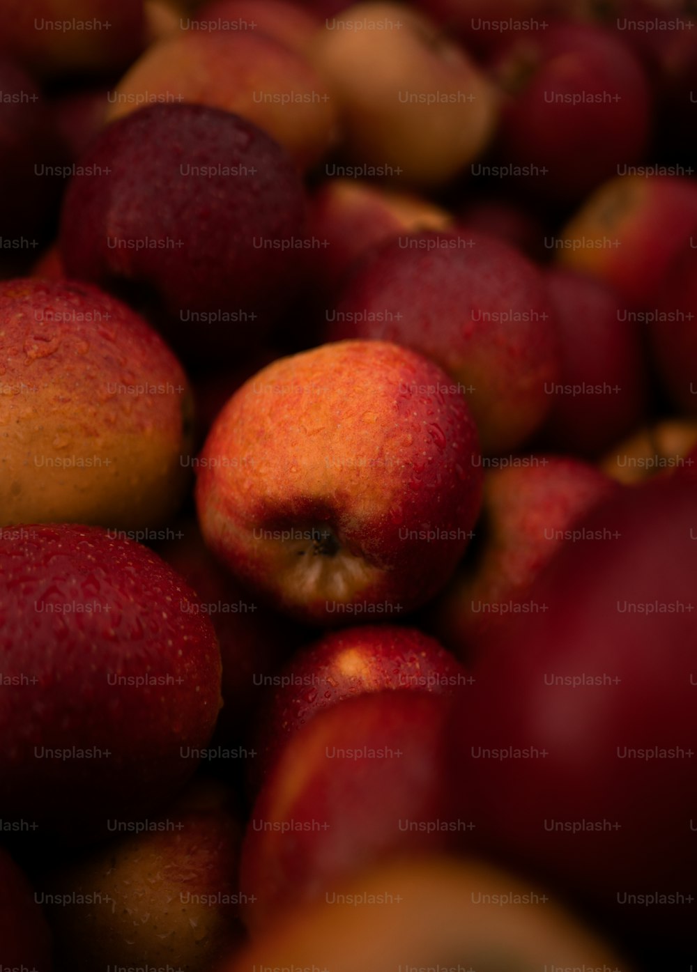 uma pilha de maçãs vermelhas sentadas uma ao lado da outra
