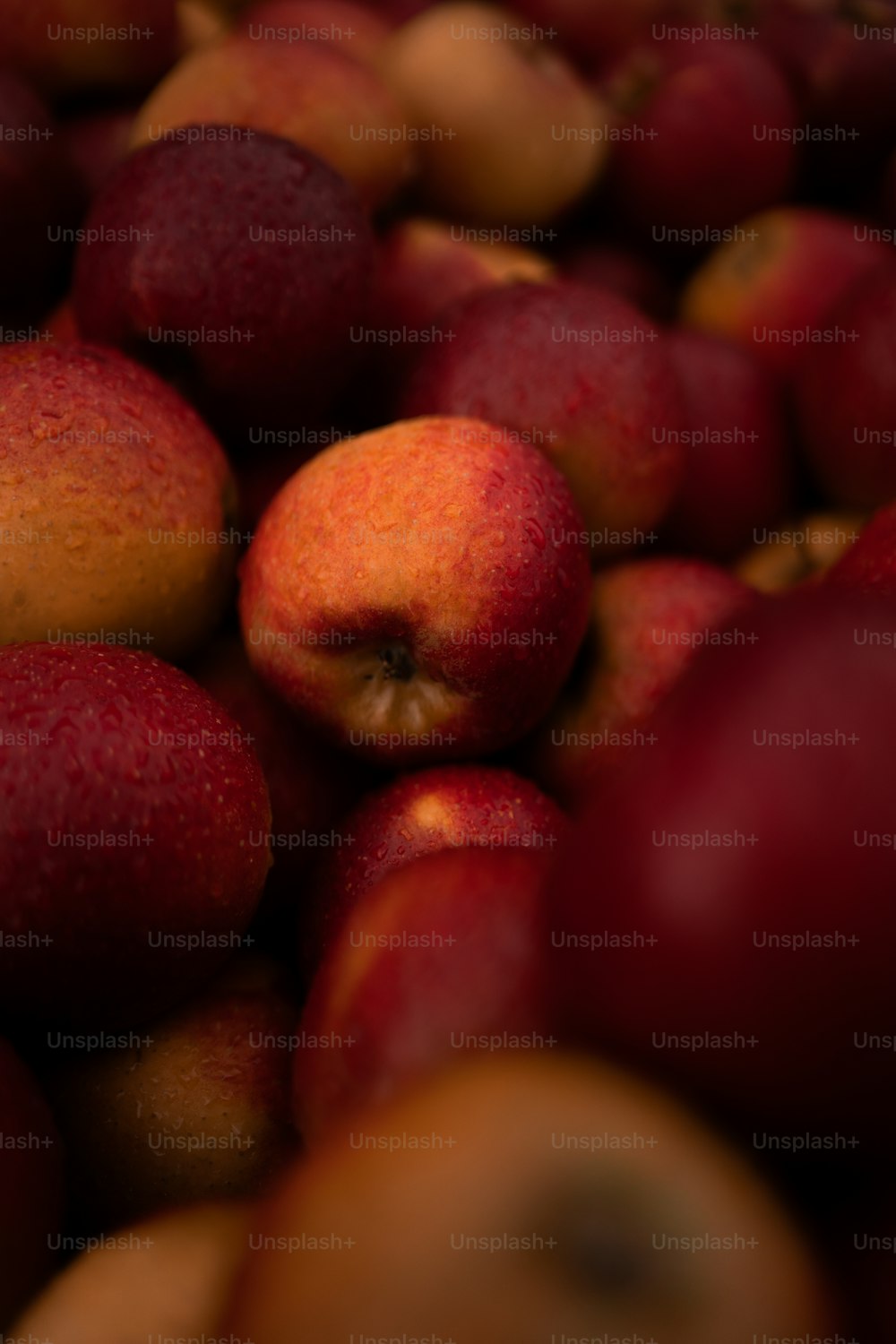 uma pilha de maçãs vermelhas sentadas umas sobre as outras