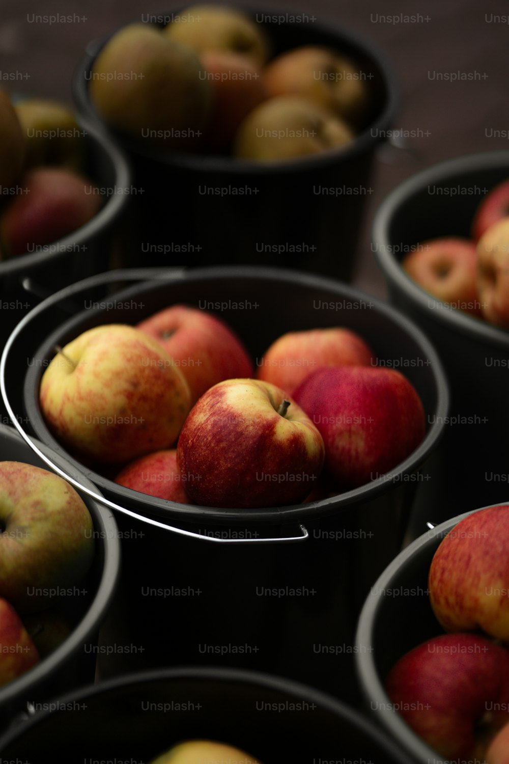 Ein Haufen Eimer gefüllt mit vielen Äpfeln