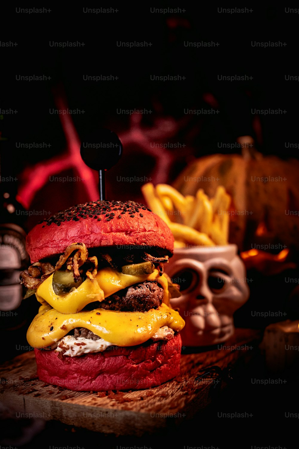 un grande hamburger con formaggio e altri condimenti