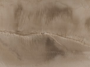 Una zona desertica con sabbia e acqua