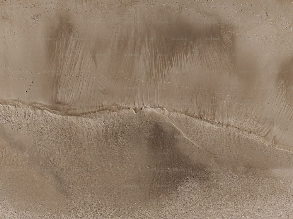 Ein wüstenähnliches Gebiet mit Sand und Wasser