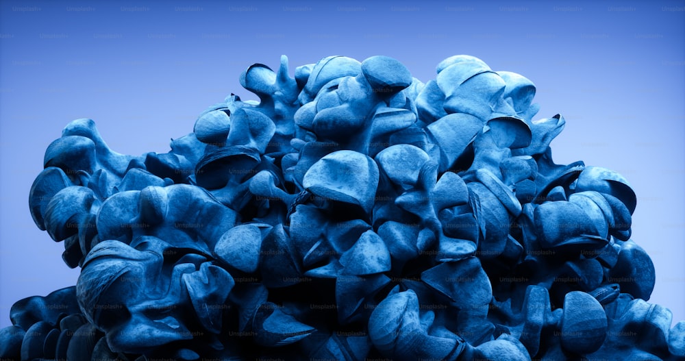 um monte de objetos azuis que são empilhados uns sobre os outros