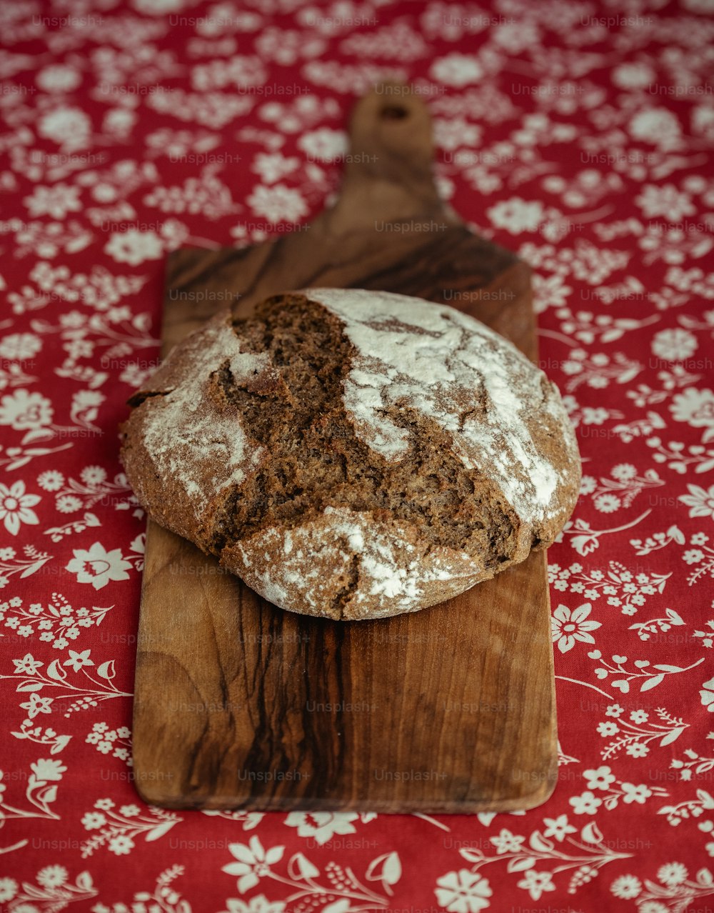 木製のまな板の上に座っているパン