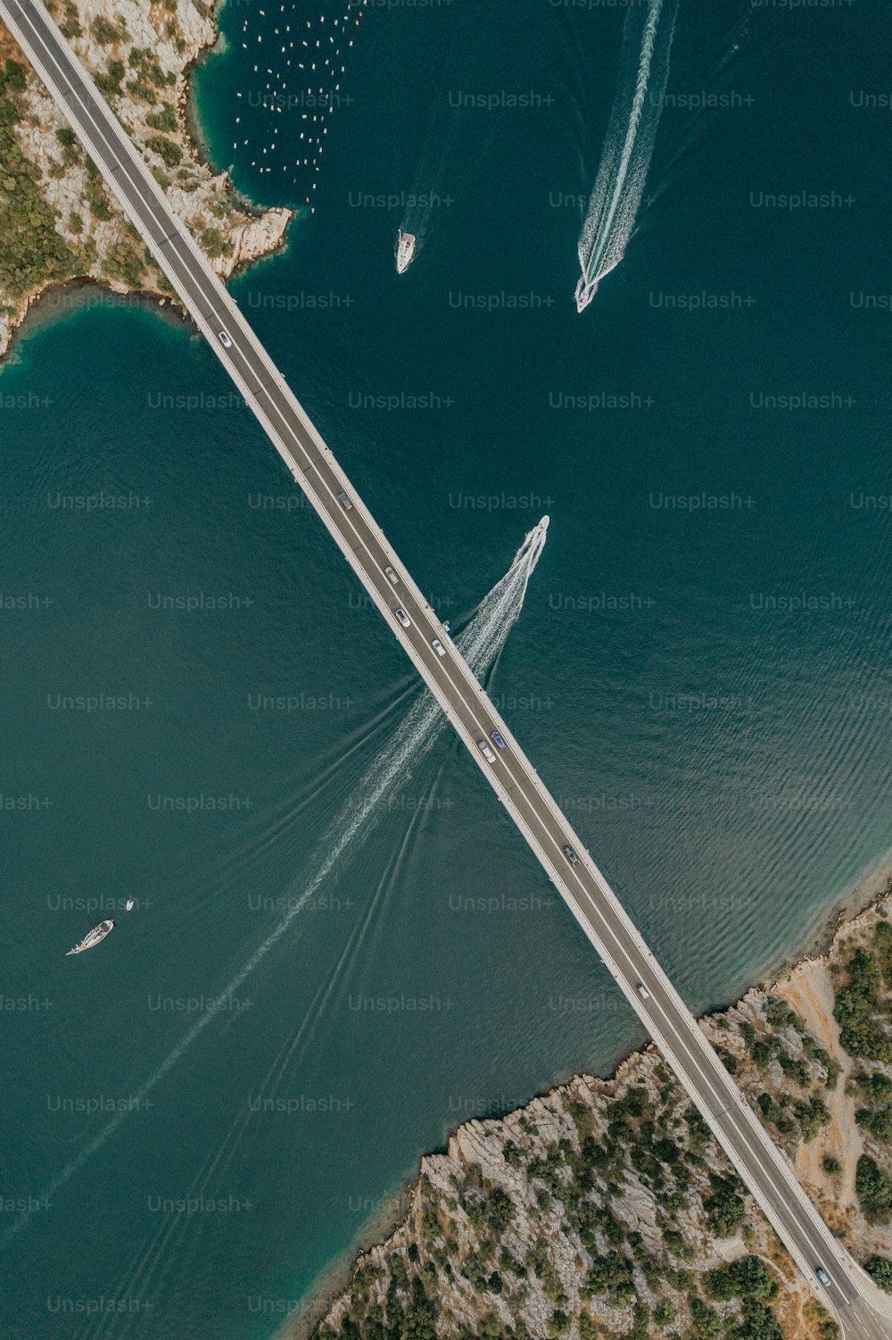 高速道路と水域の航空写真