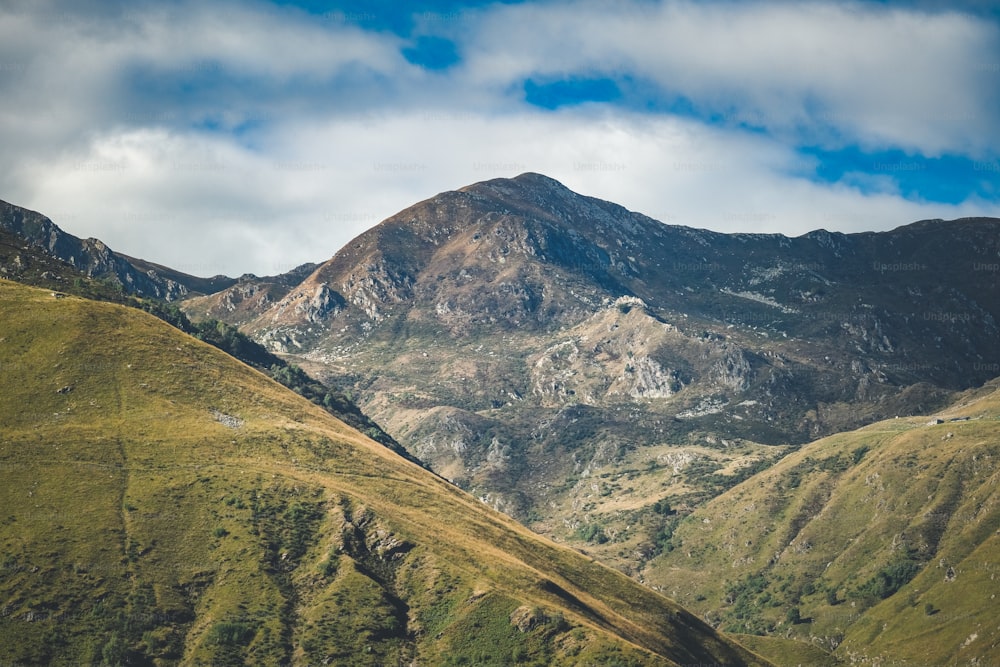 Blick auf eine Bergkette von der Spitze eines Hügels