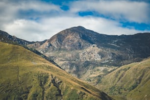 une vue d’une chaîne de montagnes depuis le sommet d’une colline