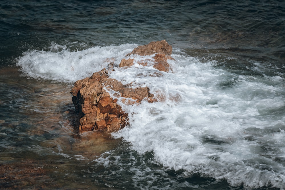 Una roccia in mezzo all'oceano