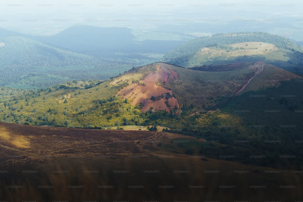 Blick auf eine Bergkette von einem hohen Standpunkt aus