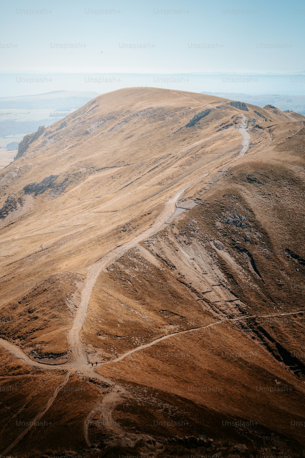 uma vista de uma estrada de terra no topo de uma montanha