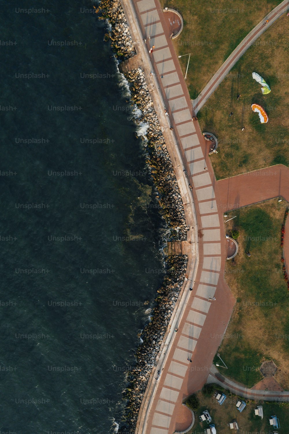 uma vista aérea de um parque ao lado do oceano